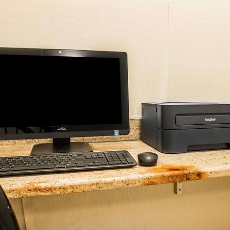 Comfort Inn Whitehall Near Michigan'S Adventure Esterno foto