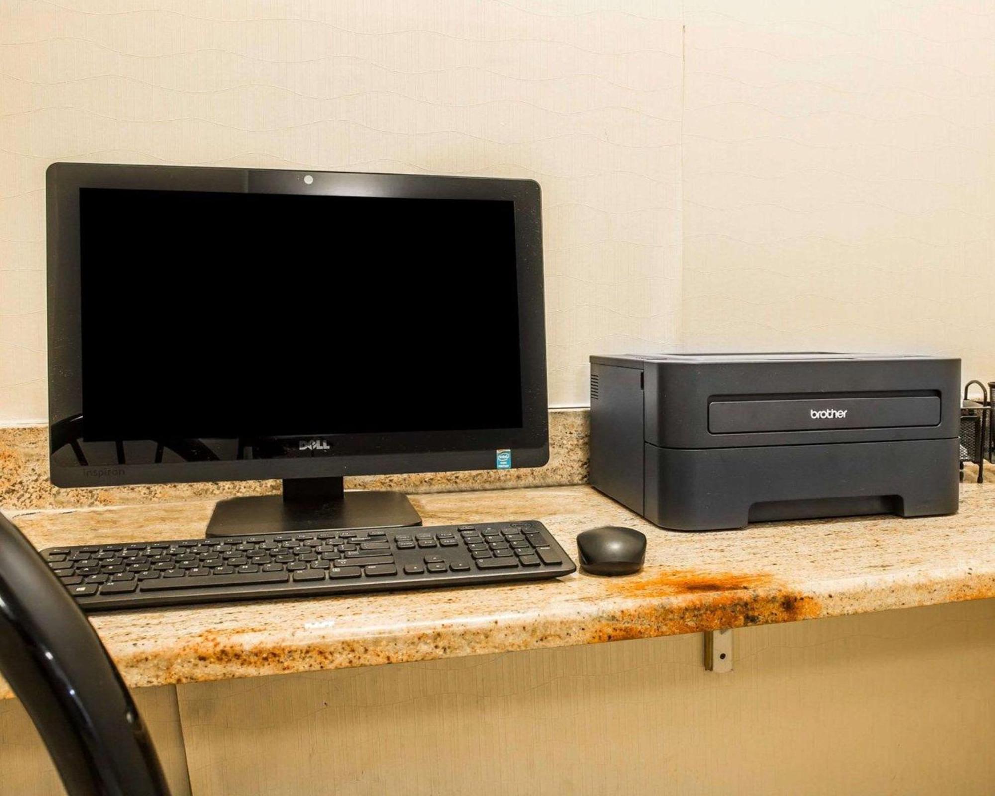 Comfort Inn Whitehall Near Michigan'S Adventure Esterno foto