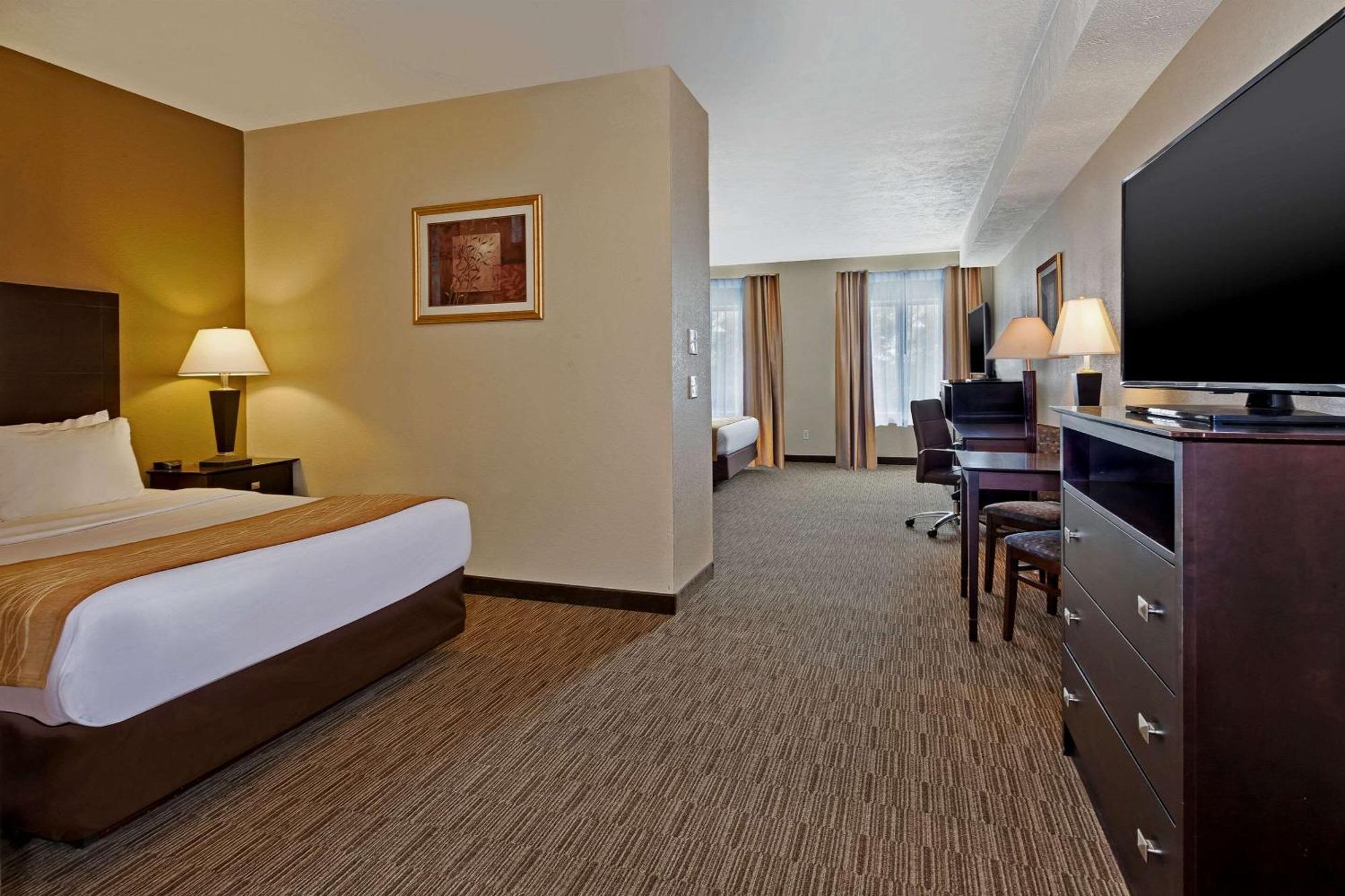 Comfort Inn Whitehall Near Michigan'S Adventure Esterno foto