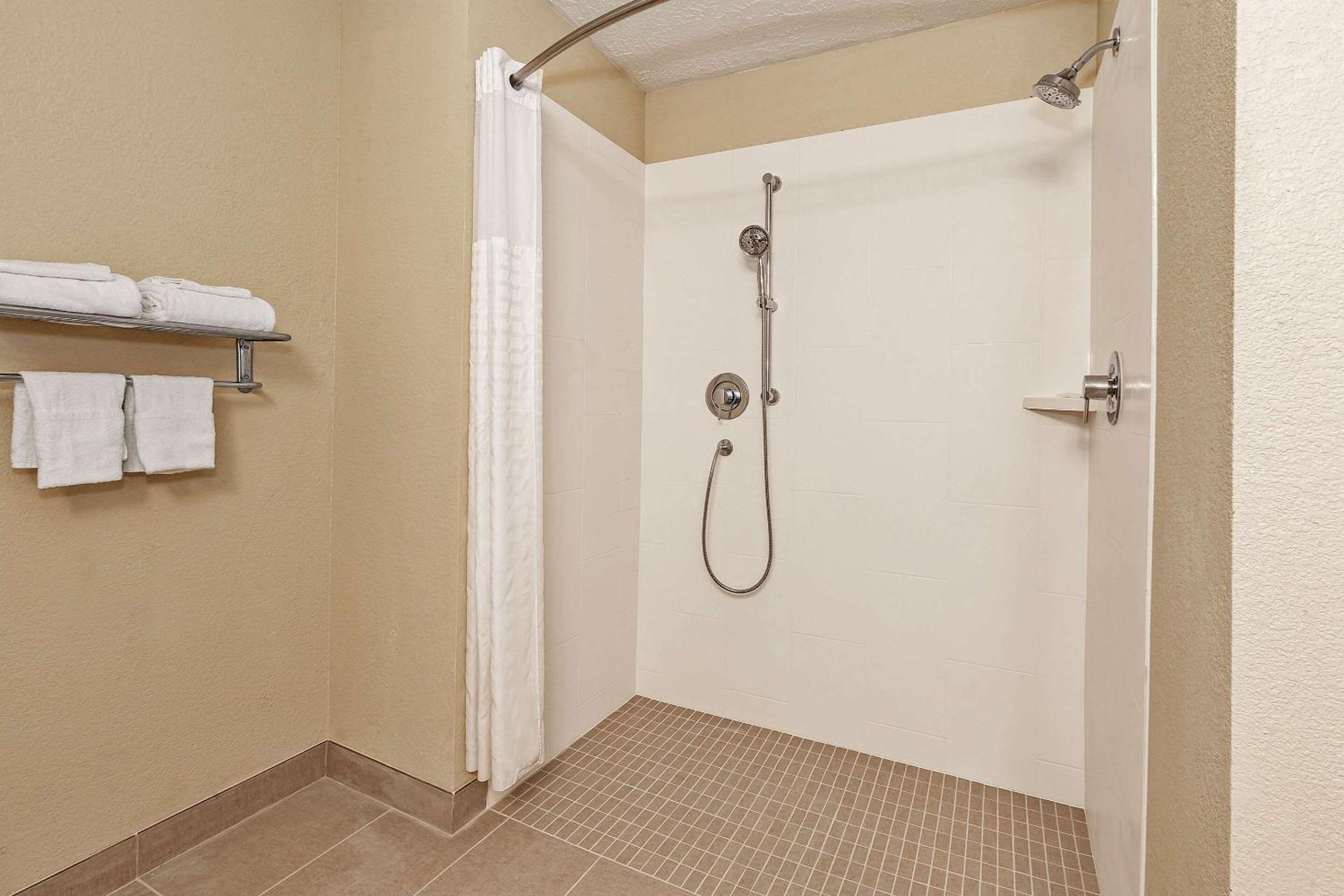 Comfort Inn Whitehall Near Michigan'S Adventure Esterno foto