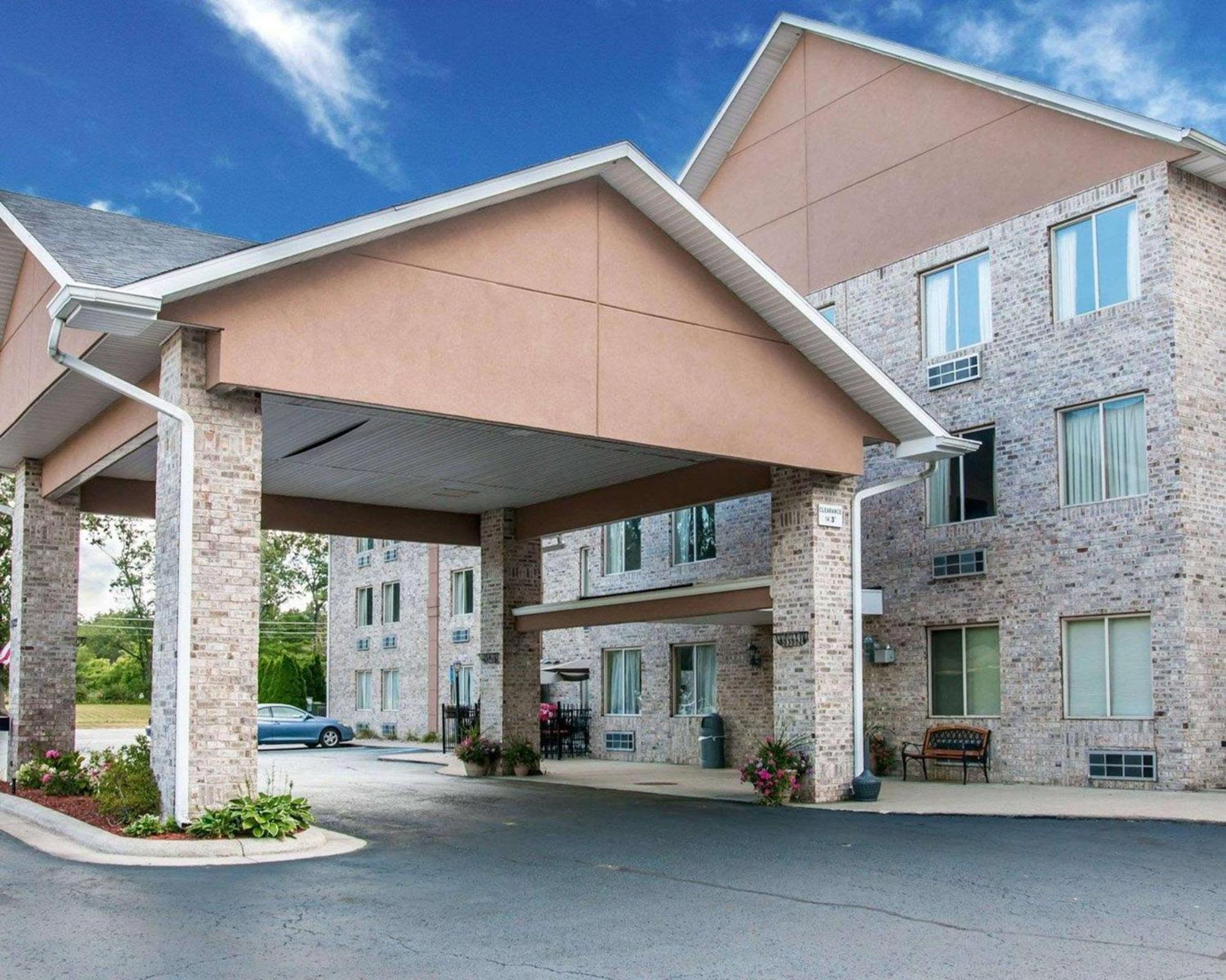 Comfort Inn Whitehall Near Michigan'S Adventure Esterno foto